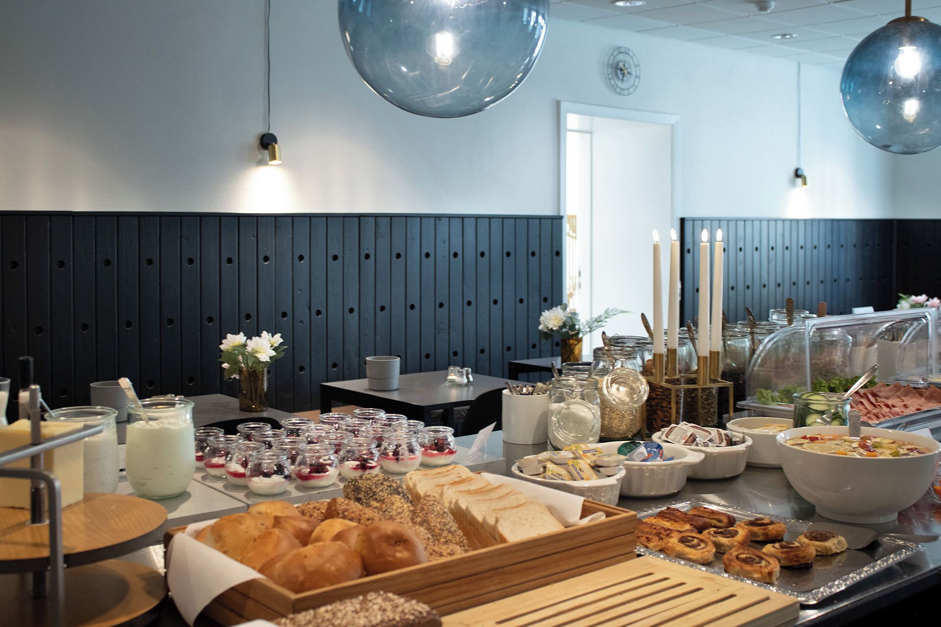 Un buffet proposant une variété de plats, notamment des pâtisseries, des sauces et un assortiment de salades.