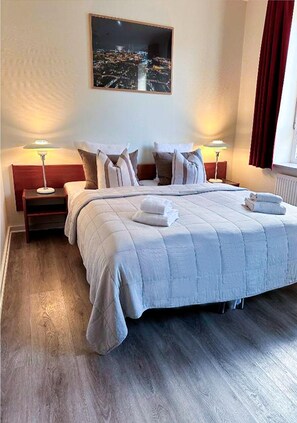 Chambre quadruple familiale (+) | Décor unique, ameublement unique, bureau