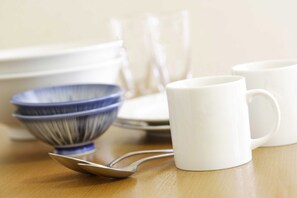 Een koelkast, een magnetron, een waterkoker