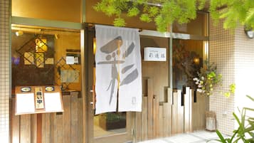 2 restaurantes; se sirven desayunos