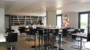 Tägliches Frühstücksbuffet (17 EUR pro Person)