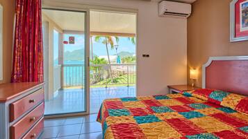 Desk, blackout curtains, soundproofing, free WiFi