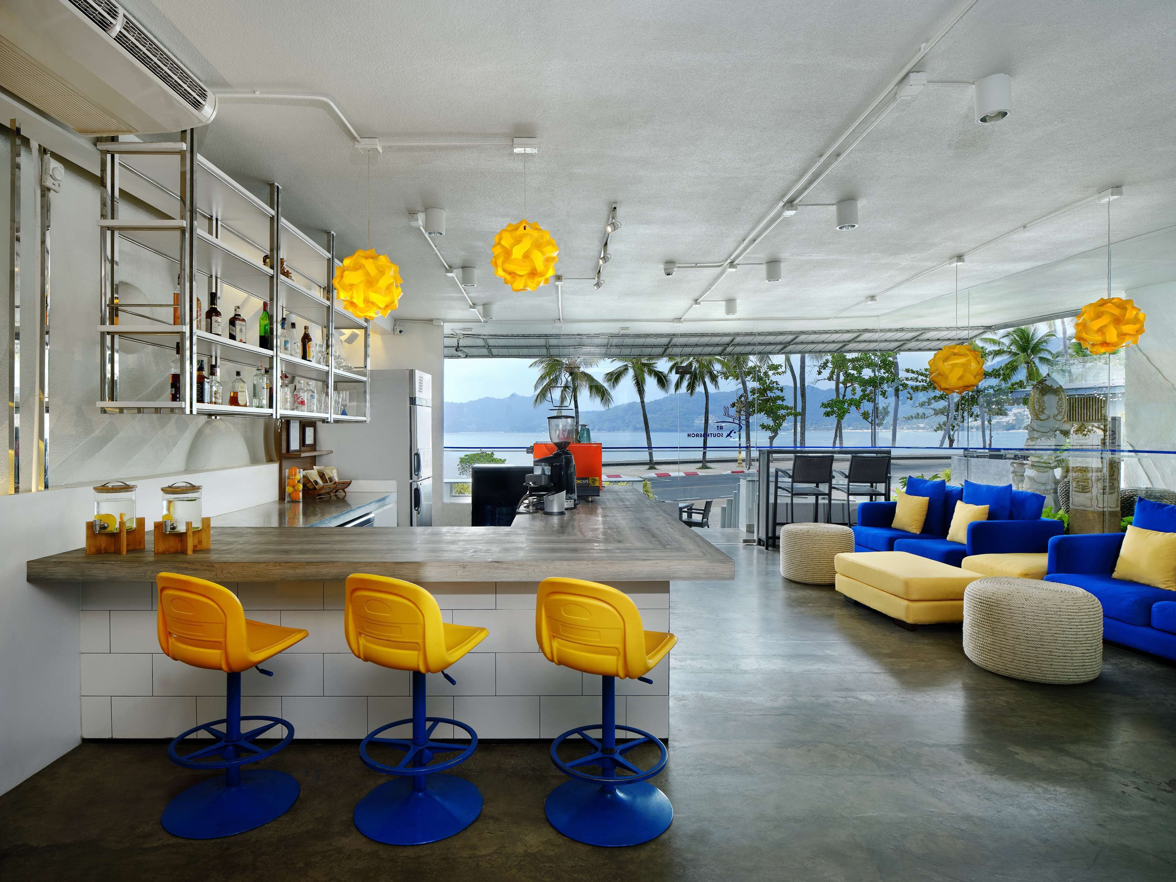 Breakfast, lunch, dinner served; international cuisine, sea views 