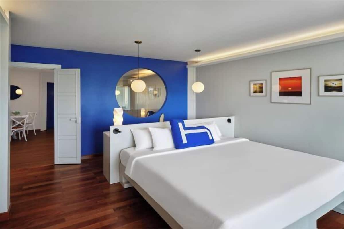 Premium bedding, Select Comfort beds, in-room safe, desk