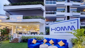 A modern building with a sign reading "HOMM" and "BLISS SOUTHBEACH PATONS".