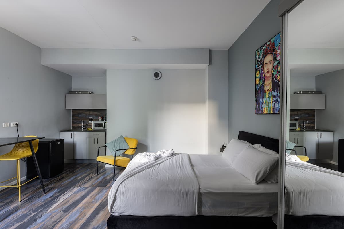Deluxe Studio | In-room safe, desk, laptop workspace, soundproofing