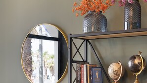Una libreria con libri, globi e barattoli decorativi.