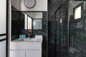 Apartamento, 1 quarto, ao lado da praia | Cofres nos quartos, escrivaninha, espaço de trabalho para notebook