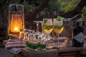 Outdoor dining - HillsNek Safari Camp - Amakhala Game Reserve (Sidbury)