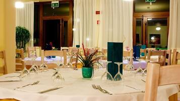 Breakfast, lunch, dinner served; garden views