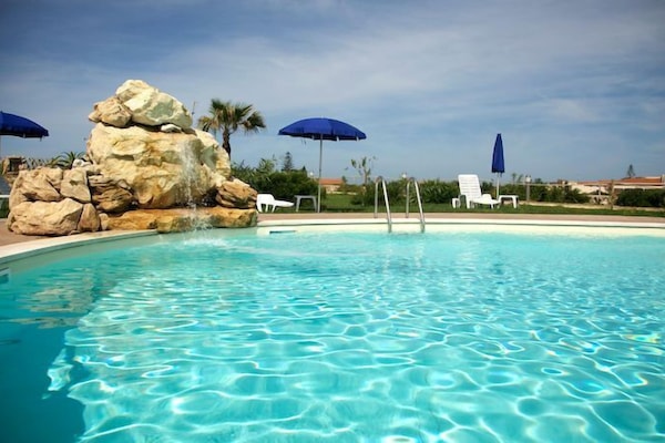 Kolam renang outdoor, dengan cabana gratis dan payung kolam renang