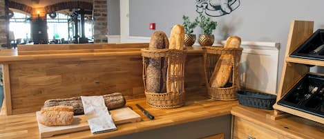 每日供應吃到飽早餐 (每人 EUR15.50)