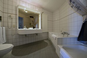 Comfort Double Room | In-room safe, desk, free cribs/infant beds, free WiFi - Hotel Arcen (Arcen)
