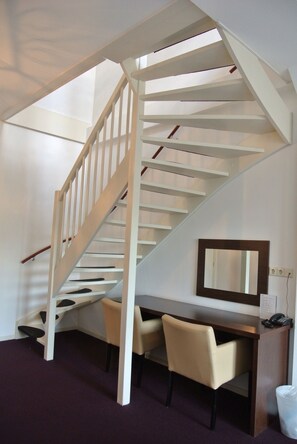 Comfort Quadruple Room | Living area | Flat-screen TV - Hotel Arcen (Arcen)
