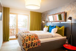 Senger med overmadrass, safe på rommet og individuelt dekorert