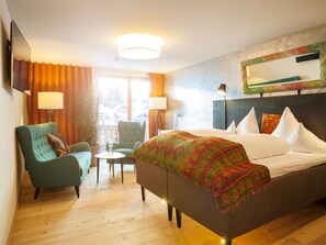 Suite Junior, balkon, pemandangan gunung | Bantalan ekstra lembut, brankas, dan didekorasi berbeda-beda