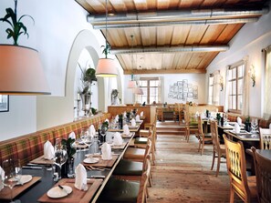 2 restaurants; dinner served  - Raffl´s Tyrol Hotel (Sankt Anton am Arlberg)