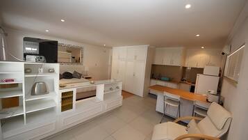 Appartement, accessible aux personnes à mobilité réduite (White Self Catering) | Coin séjour | Télévision LCD