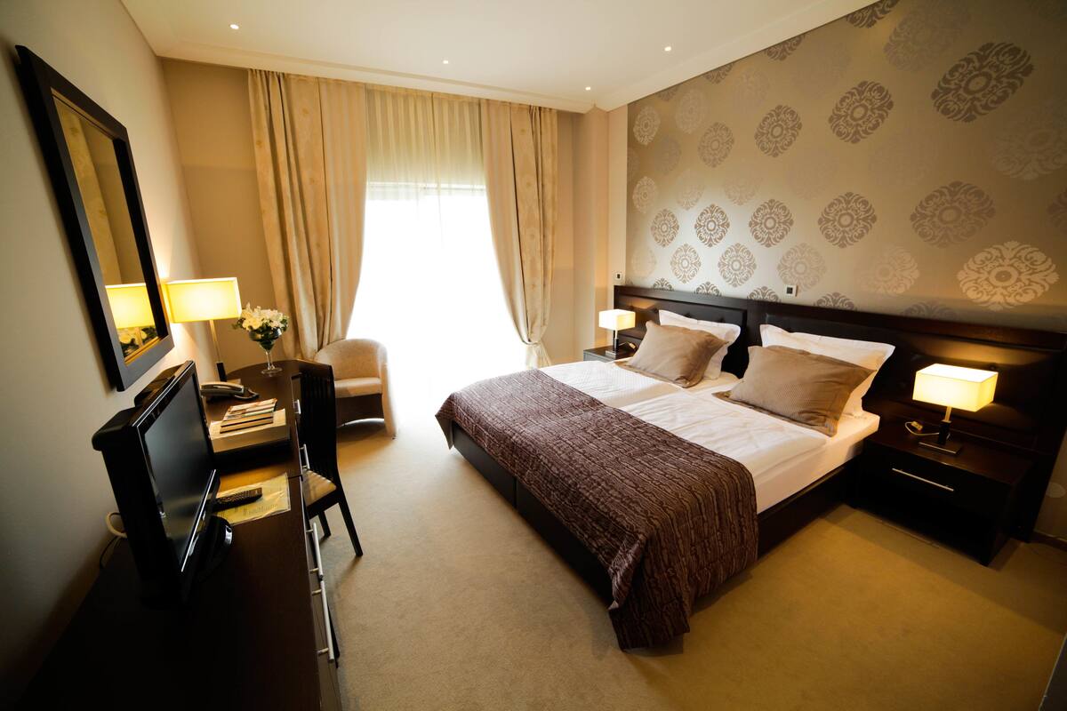 Double Room Single Use | Minibar, in-room safe, desk, free WiFi
