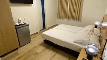 Standard Double or Twin Room, Non Smoking | Desk, free WiFi