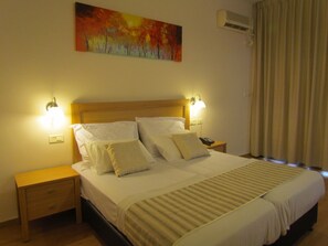 Meja kerja dan Wi-Fi gratis