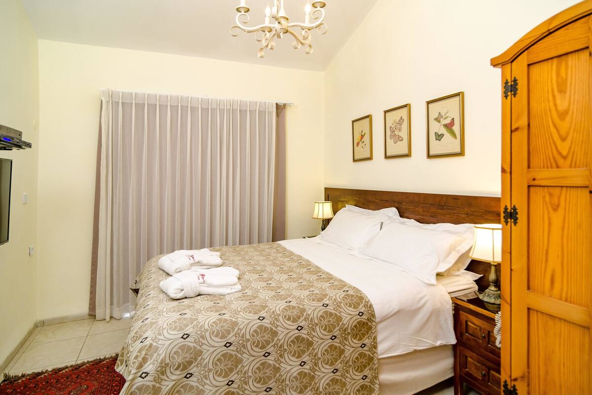 Superior room with Mountain View and private balcony | Minibaari, tallelokero huoneessa, pimennysverhot, silitysrauta/-lauta
