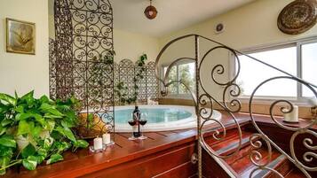 Indoor spa tub