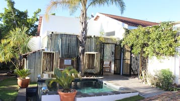 Piscine extérieure, parasols de plage, chaises longues