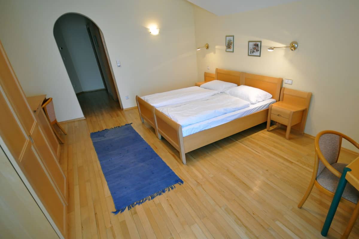 Caja de seguridad en la habitación y tabla de planchar con plancha