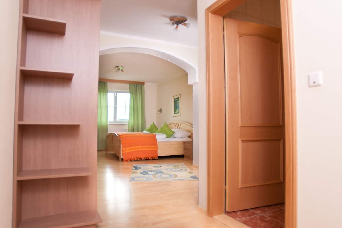 Caja de seguridad en la habitación y tabla de planchar con plancha