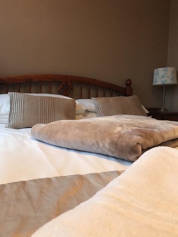 Ylelliset vuodevaatteet, yksilöllisesti kalustettu, työpöytä