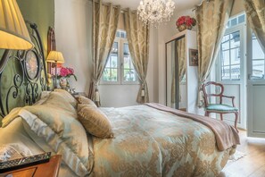 Habitación Doble con Balcón | Premium bedding, down duvets, memory-foam beds, in-room safe