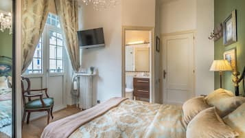 Habitación Doble con Balcón | Down comforters, in-room safe, individually decorated