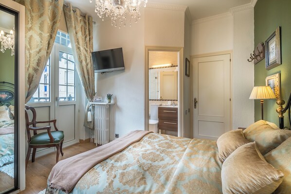 Habitació doble estàndard | Cobrellits, caixa forta a l'habitació i decoració individual 