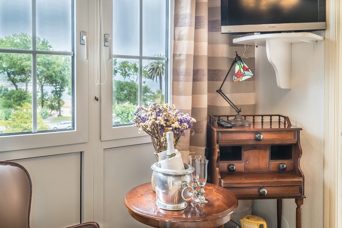 Superior tweepersoonskamer, 1 queensize bed, uitzicht op zee | Een kluis op de kamer, individueel gedecoreerd, verduisterende gordijnen