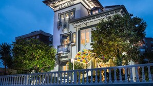 A hotel with a balcony, a sign reading "HOTEL", and a colorful awning. - Hotel Boutique Las Brisas (Santander)