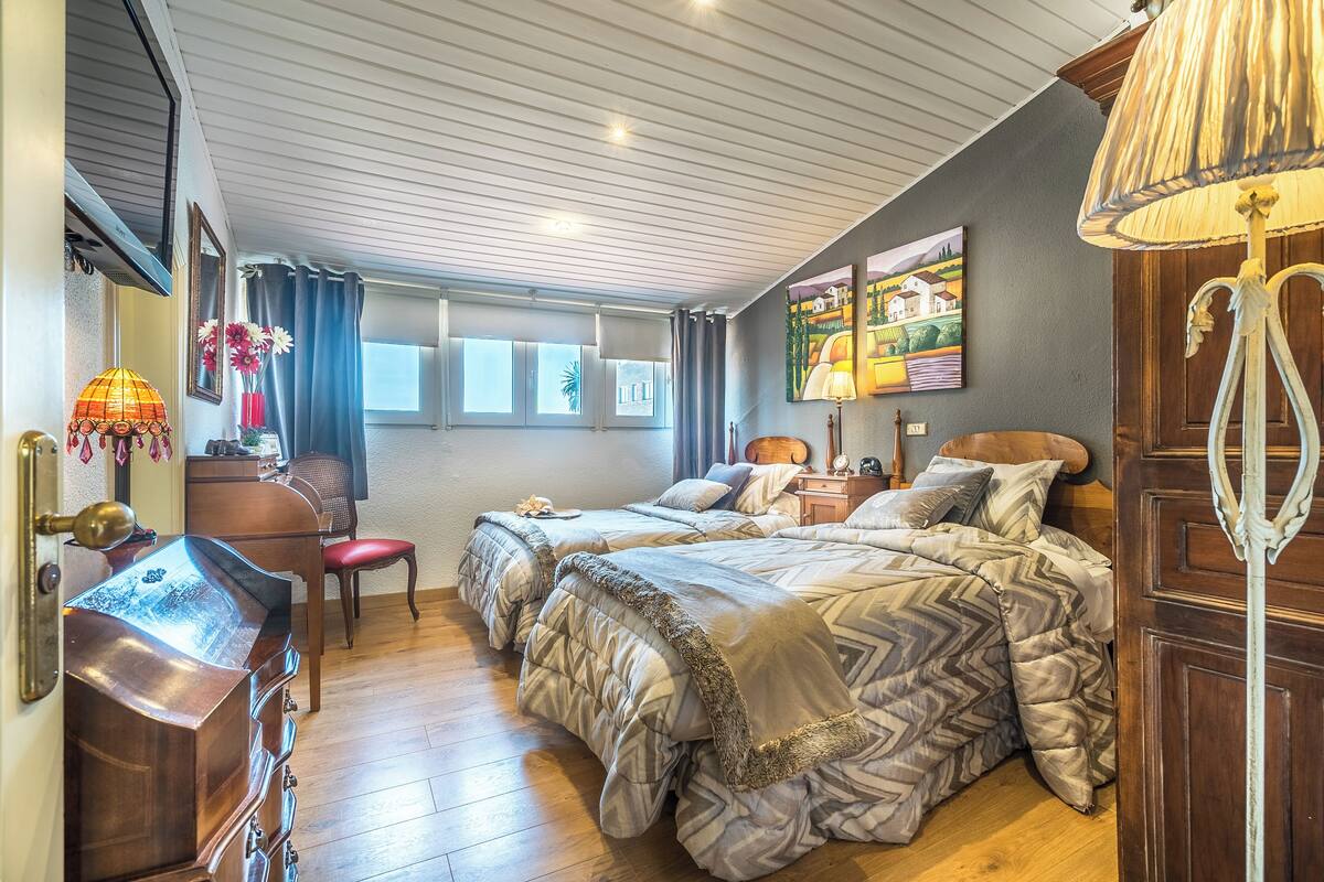 Superior tweepersoonskamer, 1 queensize bed, uitzicht op zee | Donsdekens, een kluis op de kamer, individueel gedecoreerd