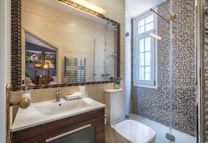 Chambre Double Supérieure, 1 grand lit, vue océan | Salle de bain | Articles de toilette gratuits, sèche-cheveux, peignoirs