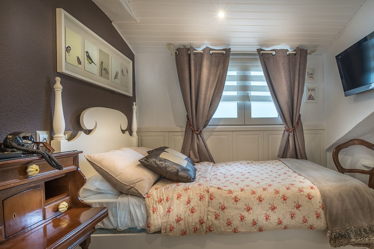Standaard eenpersoonskamer, 1 queensize bed | Een kluis op de kamer, individueel gedecoreerd, verduisterende gordijnen