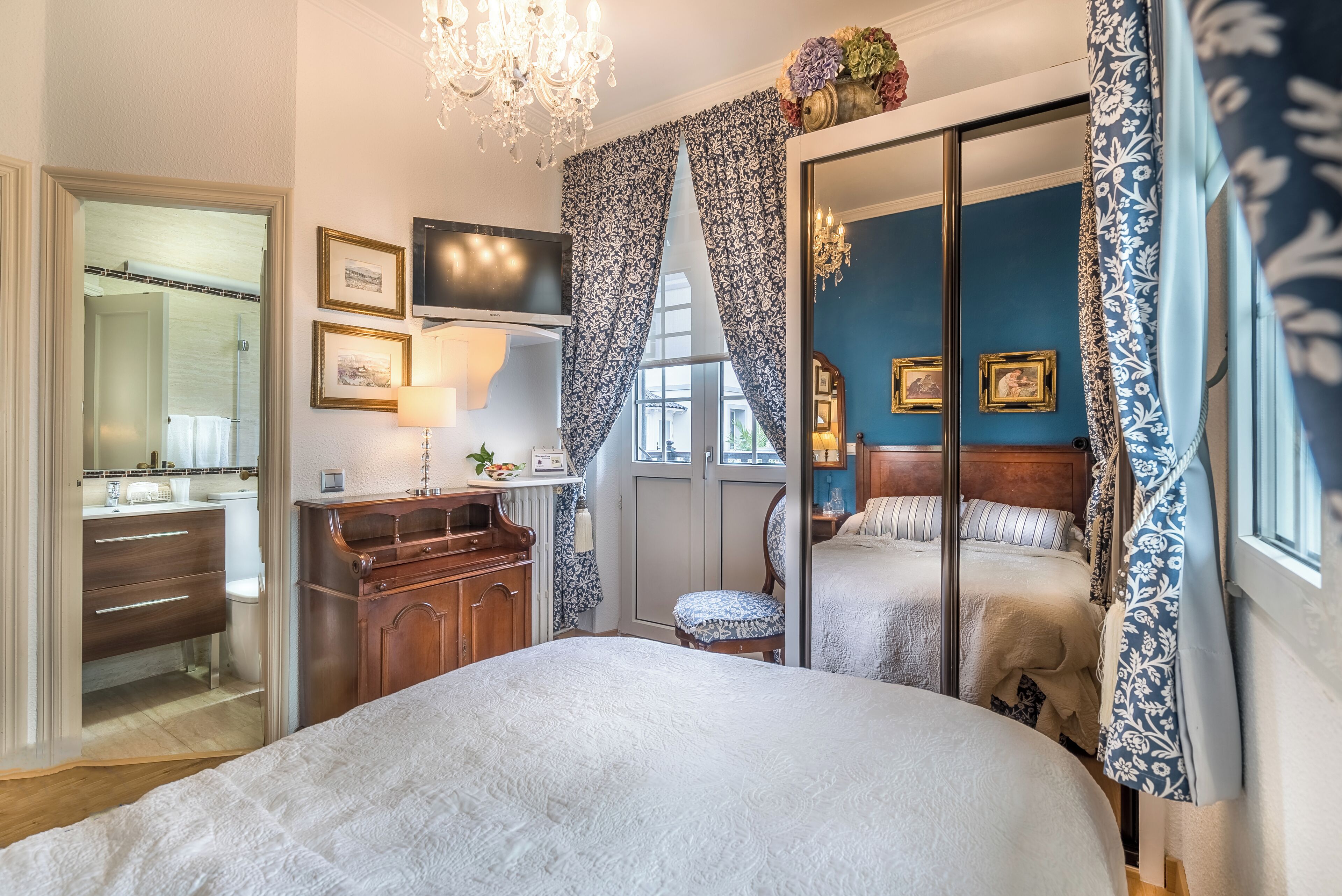 Habitación Individual con Balcón | Premium bedding, down comforters, memory foam beds, in-room safe