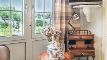 Chambre Double Supérieure, 1 grand lit, vue mer | Couette en duvet d'oie, coffres-forts dans les chambres