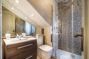 Family Triple Room, Sea View | Bathroom | Free toiletries, hair dryer, bathrobes, towels