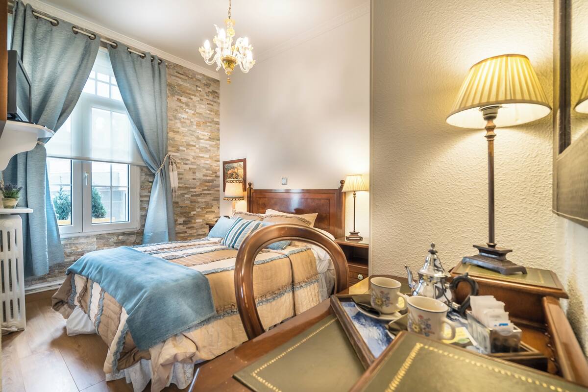 Habitación Individual en Planta Baja | Premium bedding, down comforters, memory foam beds, in-room safe