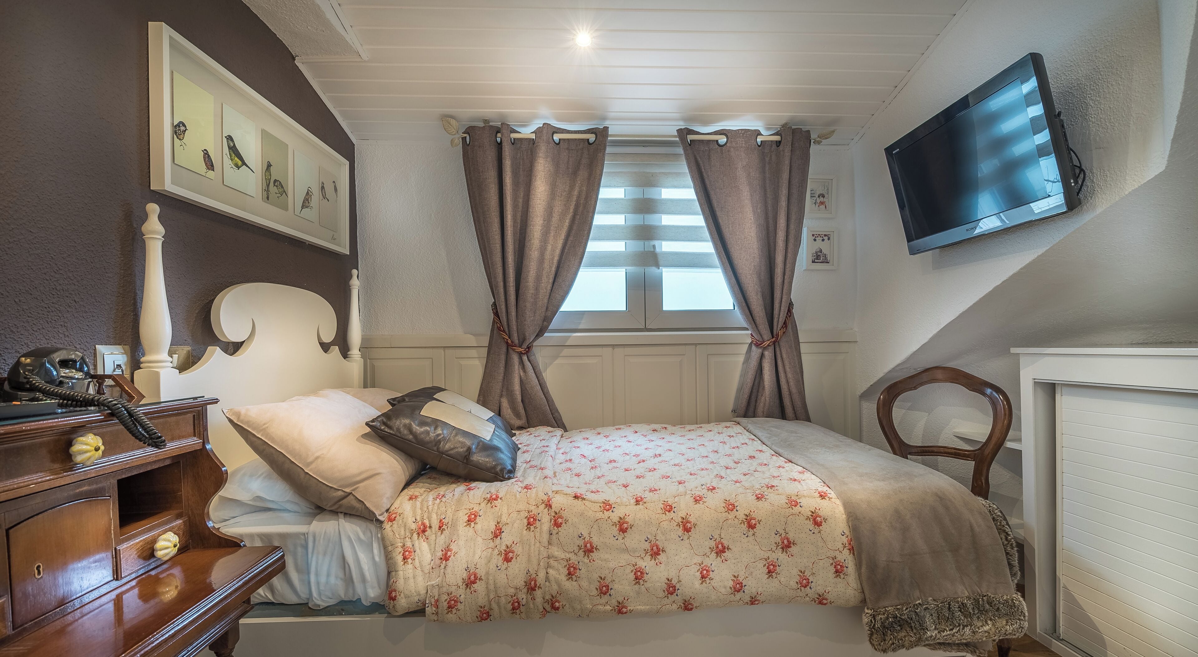 Economy Single Room, 1 Large Twin Bed | Premium bedding, down comforters, memory foam beds, in-room safe