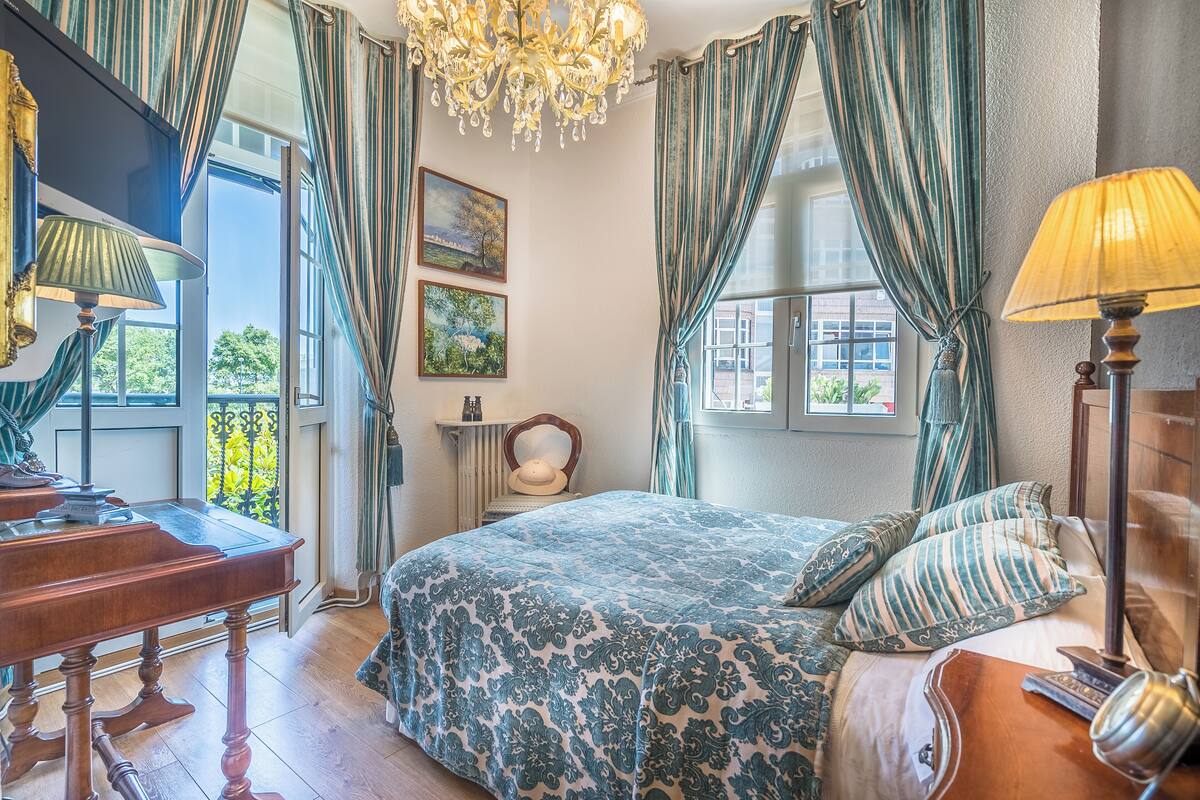 Habitación Doble con Balcón | Premium bedding, down comforters, memory foam beds, in-room safe