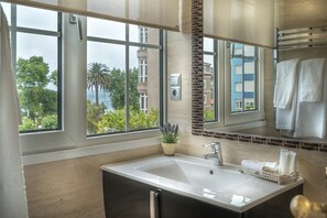 Superior tweepersoonskamer, 1 queensize bed, uitzicht op zee | Badkamer | Gratis toiletartikelen, een haardroger, badjassen, handdoeken