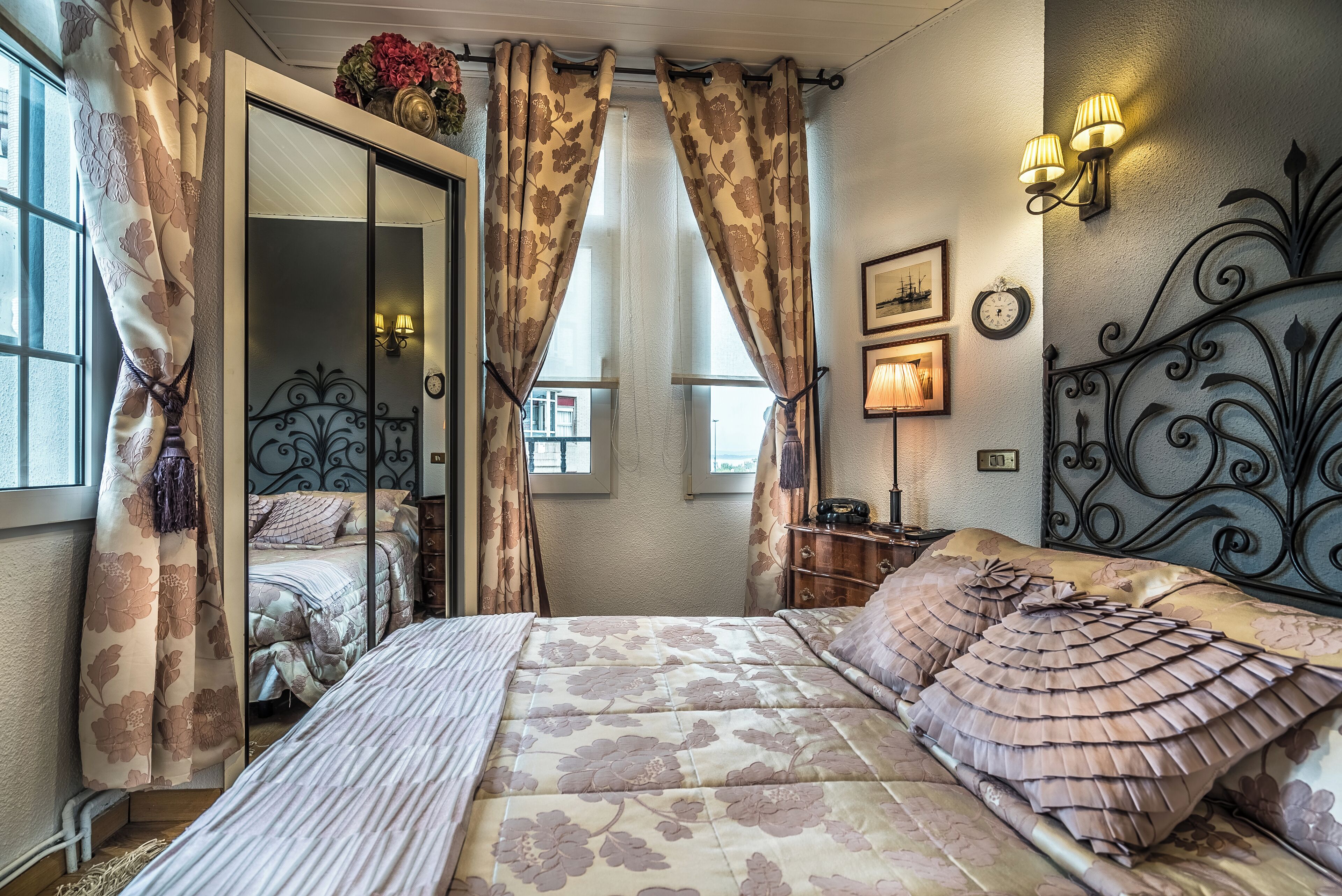 Quarto triplo família, vista para o mar | Roupas de cama premium, edredons de pluma