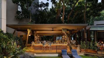 2 bares, bar en la piscina y bar junto a la piscina