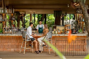 Petit déjeuner, déjeuner et dîner servis sur place, vue sur la piscine