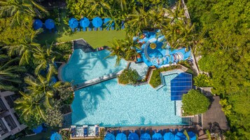3 outdoor pools, pool umbrellas, sun loungers